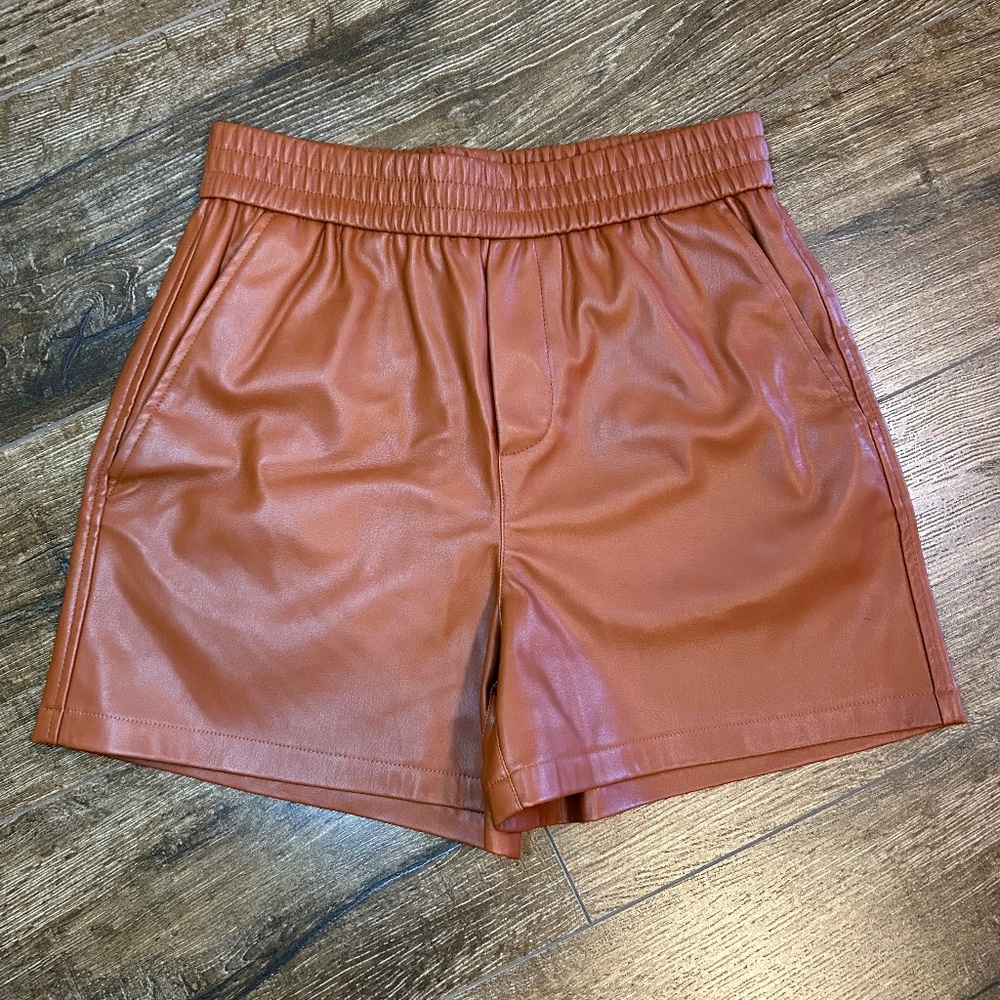 Short faux leather size xs